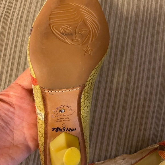 Cindy Says Couture yellow patch flower pattern heels size 8 - Picture 4 of 6